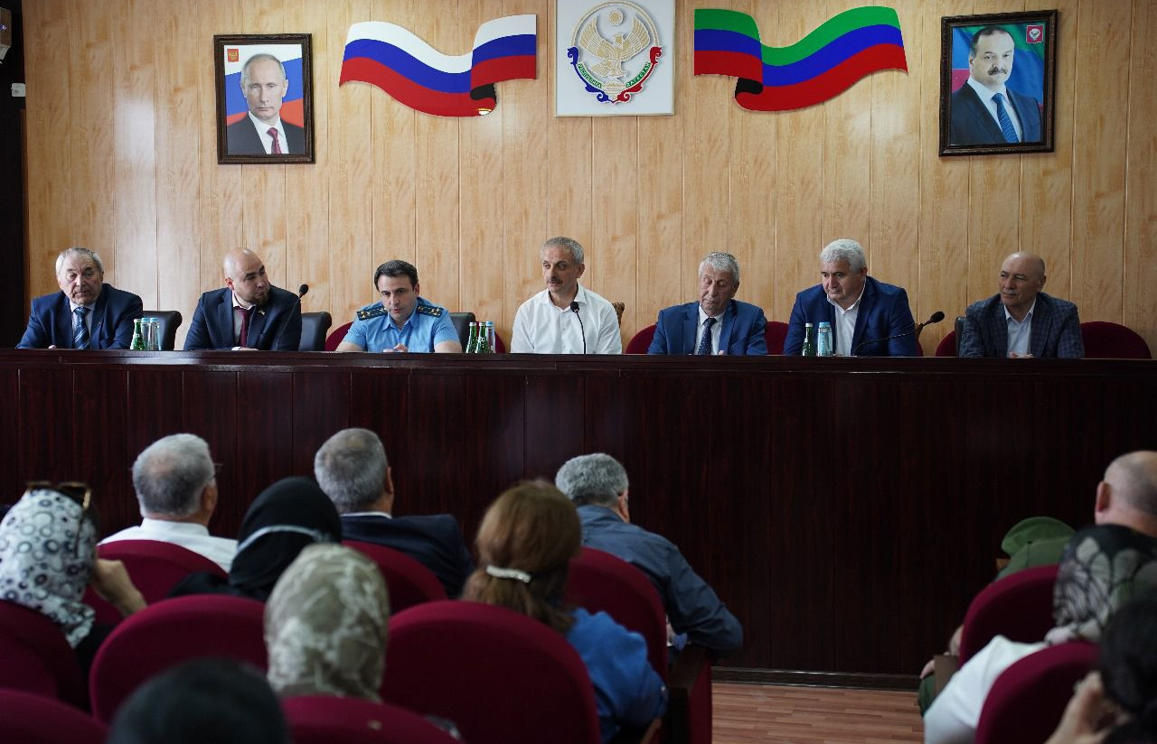 В Бабаюртовском районе прошла встреча министра Энрика Муслимова с активом района